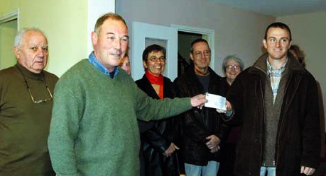 AMIC_Association_Montesquivaine_Initiatives_Citoyennes_Remise_Cheque_Pascal_Bobillot_Aide_Contre_Antennes_Relais_SFR_Montesquieu_les_Alberes16_01_2011