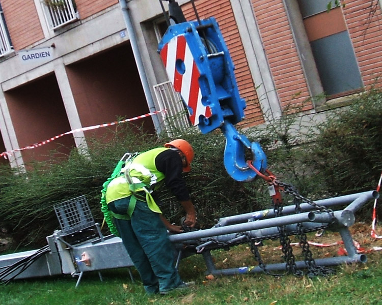 Antennes_relais_Bouygues_Telecom_Albi_Rayssac_Pylone_demantele_Grutage_30_09_2010