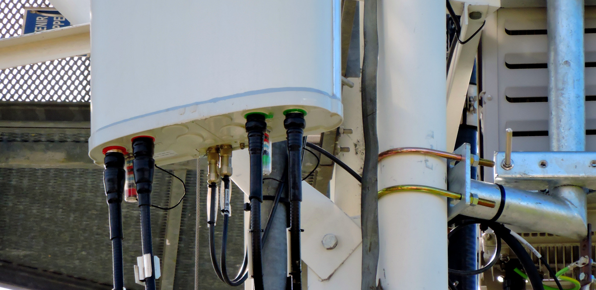 BST_Livron_Antenne_relais_panneau_cellulaire_4G_2_bandes_811_821MHz_852_862MHz_1200_DSCN1487.jpg