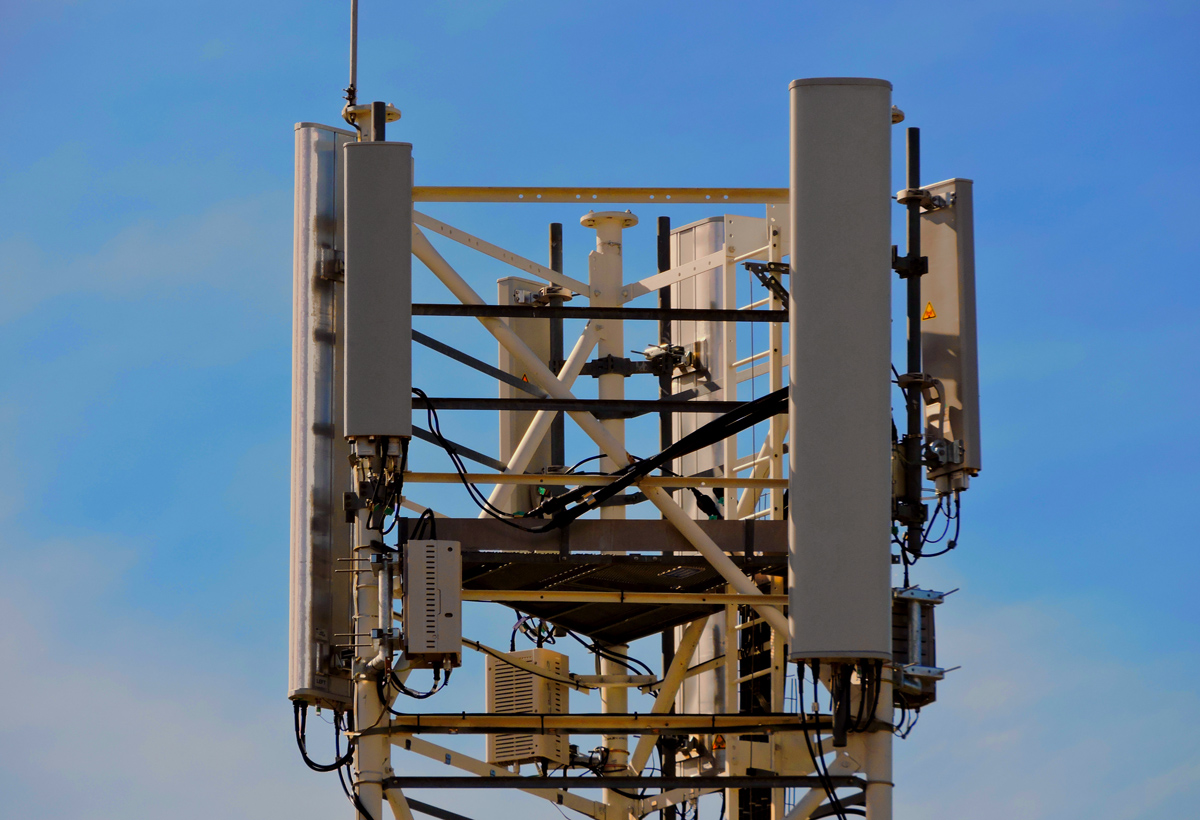 BST_Orange_Livron_Antennes_relais_panneau_cellulaire_GSM_900MHz_UMTS_3G_2100MHz_LTE_4G_800MHz_1200_DSCN1475.jpg