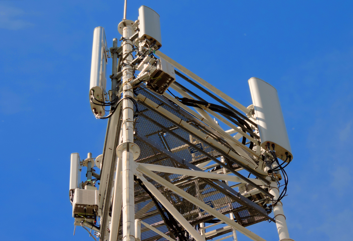 BST_Orange_Livron_Antennes_relais_panneau_cellulaire_GSM_900MHz_UMTS_3G_2100MHz_LTE_4G_800MHz_1200_DSCN6564.jpg