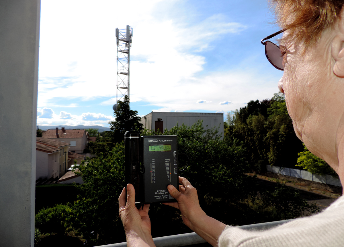 Balcon_Colette_BST_Orange_Livron_Mesure_CEM_HF_Antennes_relais_panneau_cellulaire_GSM_900MHz_UMTS_3G_2100MHz_LTE_4G_800MHz_DSCN6606.jpg