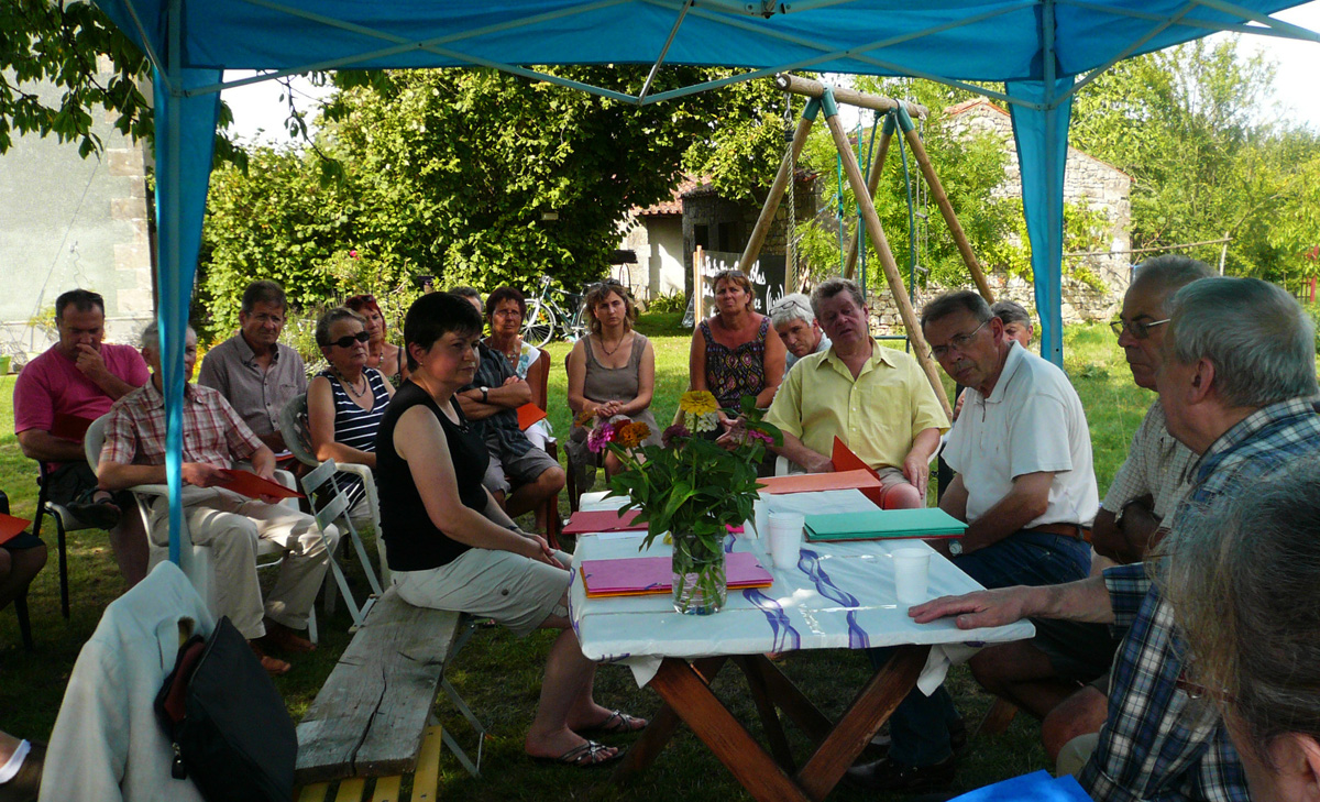 EHS_Greve_de_la_faim_Anne_Genevieve_Collectif_Foussais_Payre_Antenne_relais_SFR_Reunion_21_08_2011