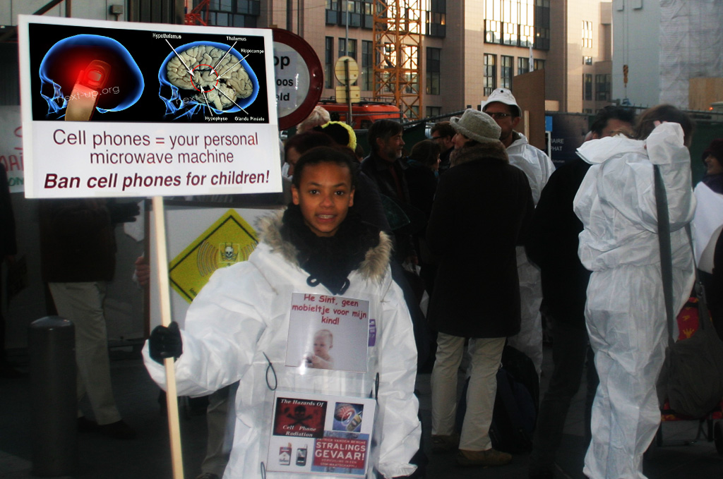 European_Electrosmog_Protest_Brussels_Bruxelles_16_11_2011_Ban_cell_phone_for_children