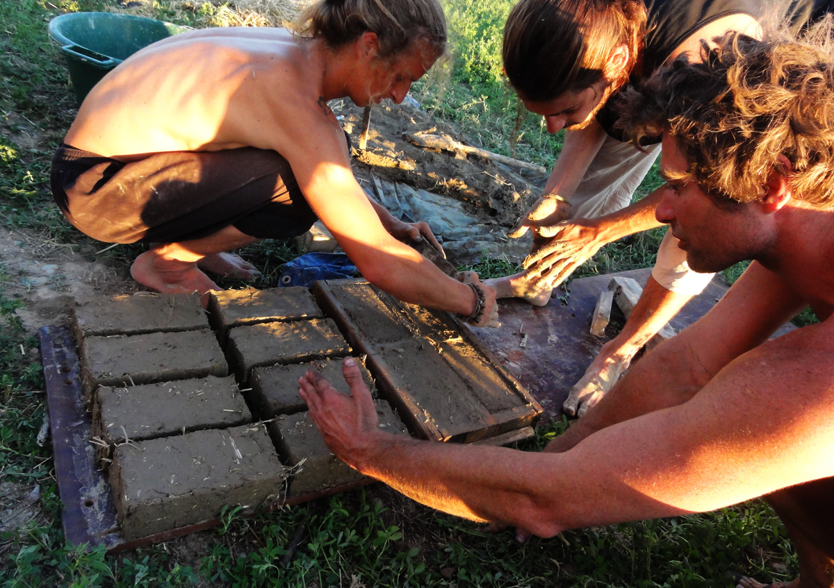 Le_Village_des_Possibles_Fabrication_briques_pour_four_DSC08718