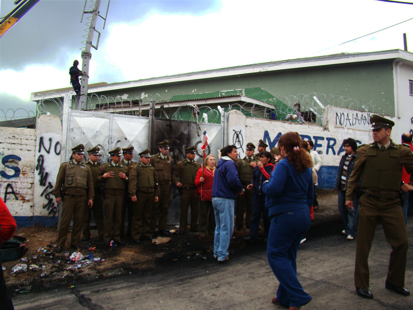 Protection_policiere_contre_manifestants_antennes_relais_Entel_Chili