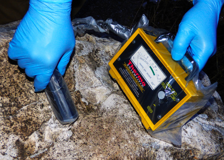 Reacteur_nr2_et_nr3_centrale_nucleaire_du_Tricastin_controle_contamination_surfacique_750_23_11_2013_P1000799