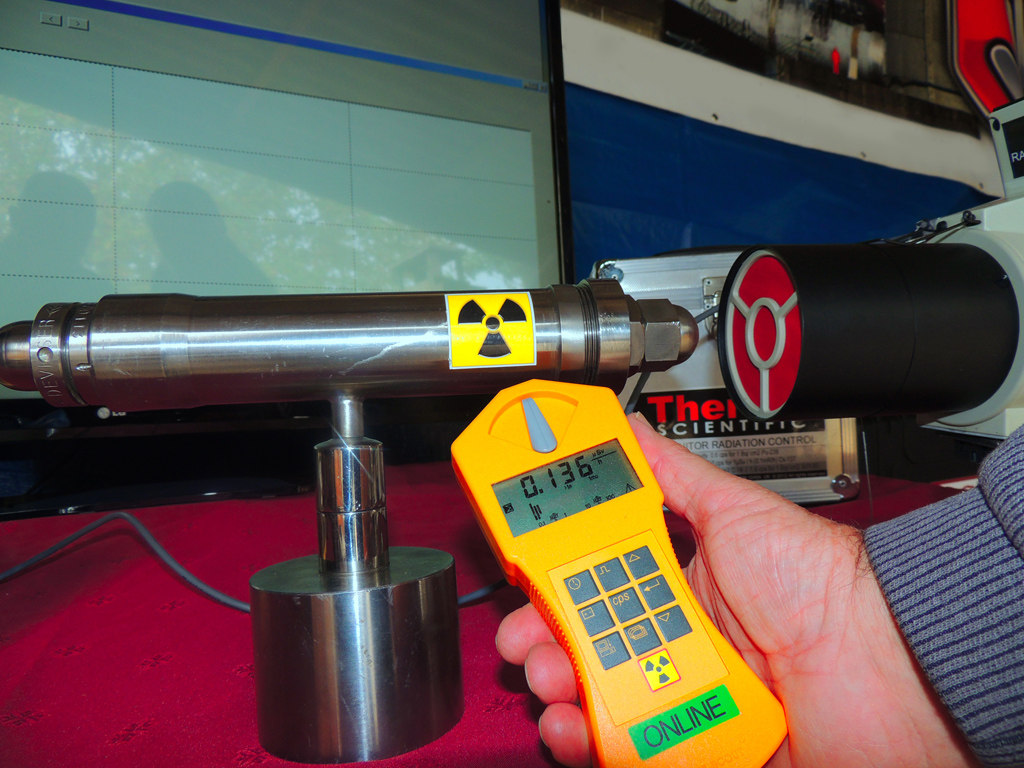 Tricastin_Demo_Controles_compteurs_Geigers_de_particuliers_Source_etalonnage_radioactive_1024_DSCN0733