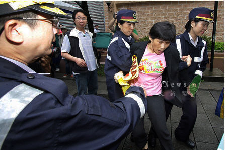 WiMax_Femal_protest_scuffles_whith_police_during_oustside_Taipei